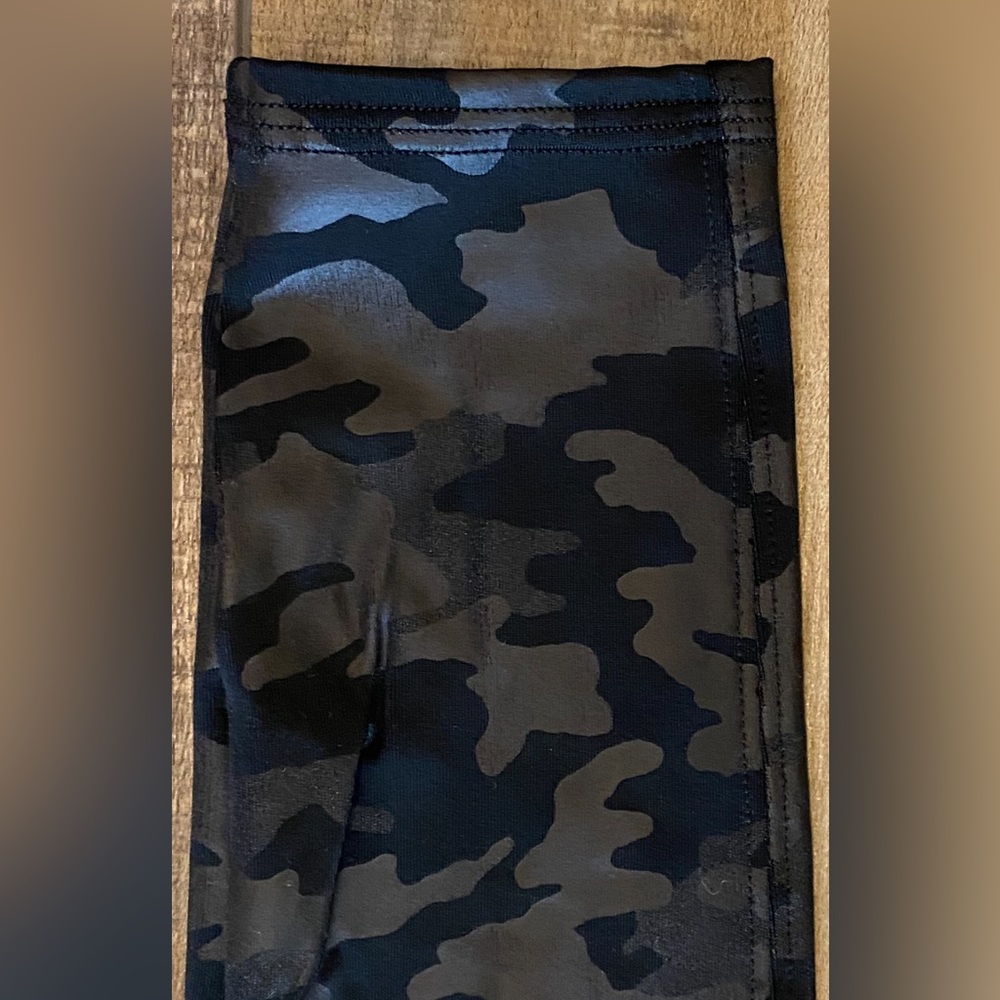 Spanx Faux Leather Leggings - Small Black camo